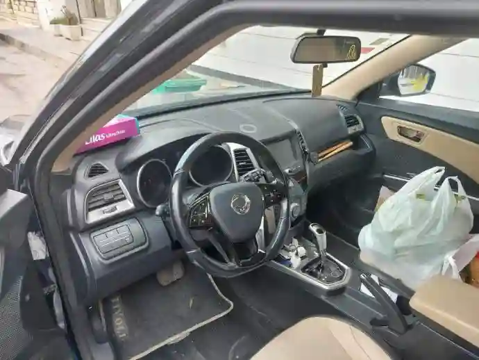 À Vendre Ssangyong Tivoli 16 Essence - Automatique - Vue 4