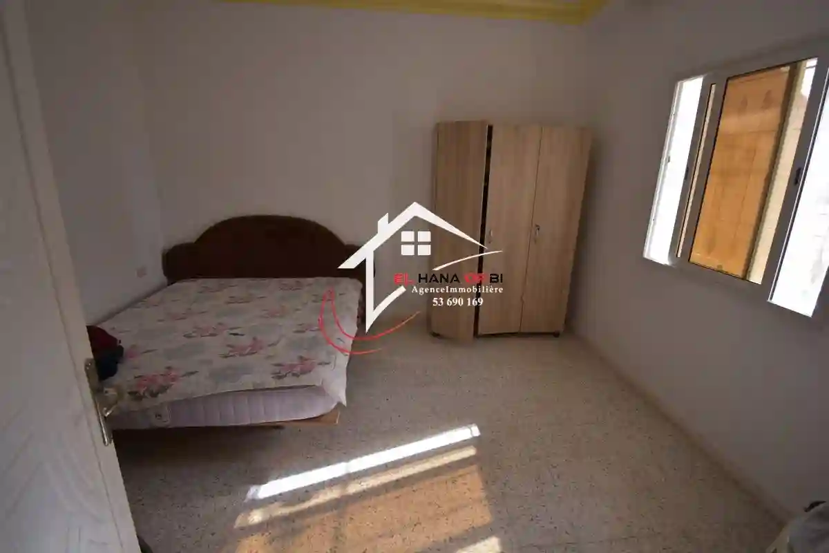 Petite Immeuble de Trois Appartements Avec Garage à Vendre - Vue 2