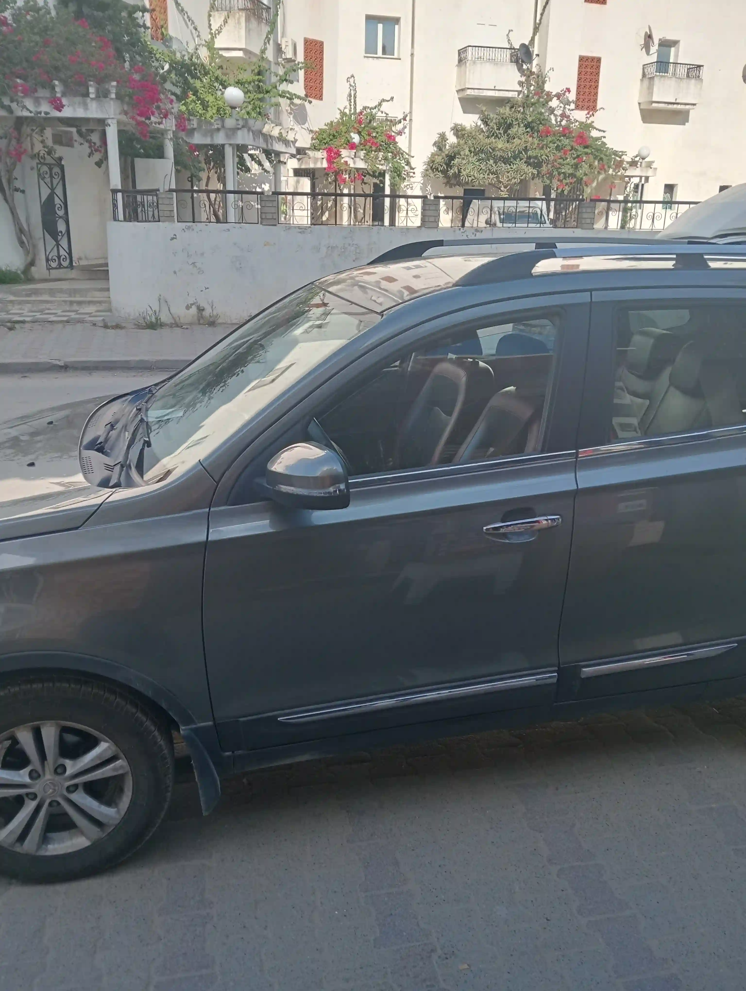 Belle Voiture à Cite Des Arts - Vue 1