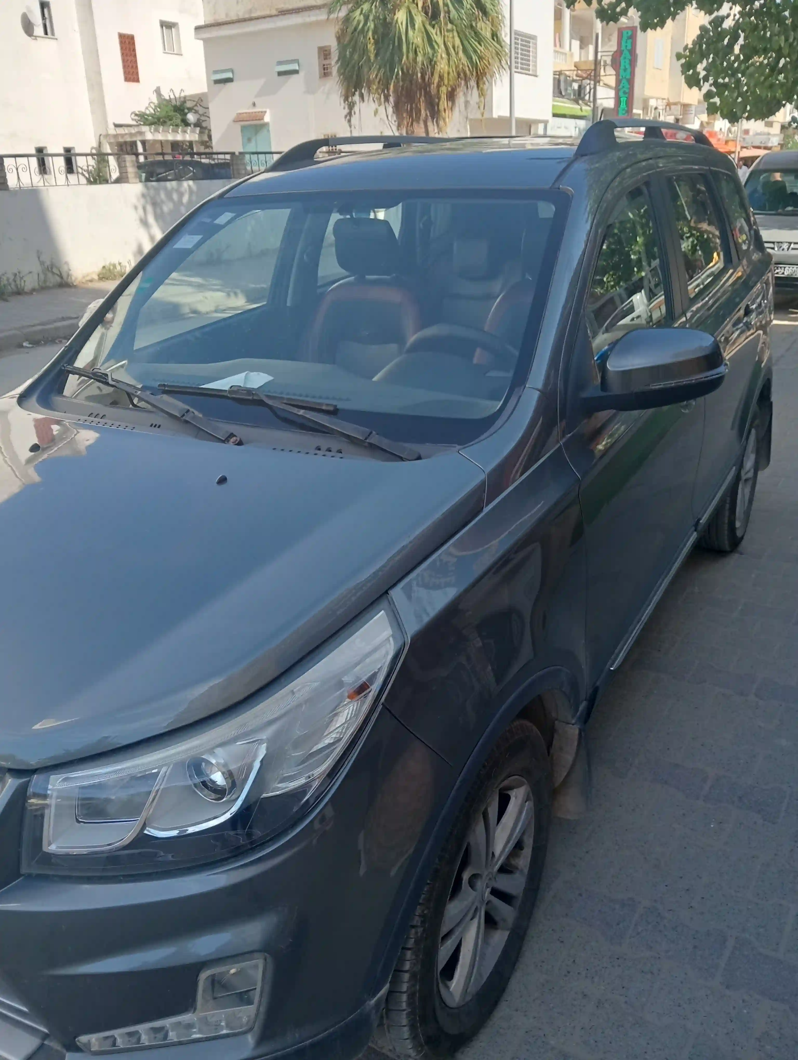 Belle Voiture à Cite Des Arts - Vue 3