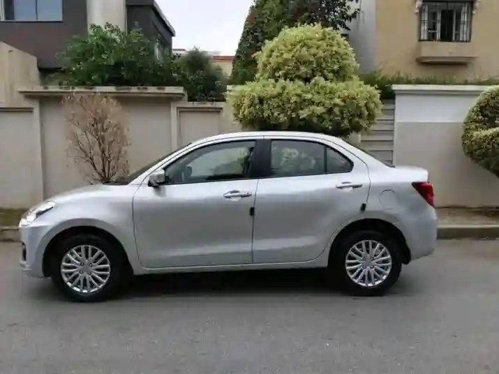 Suzuki Dzire Première Main EN Excellent État - Vue 4