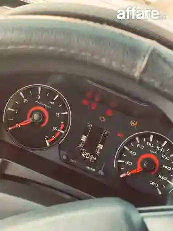 Mahindra Kuv100 k8 - Vue 2