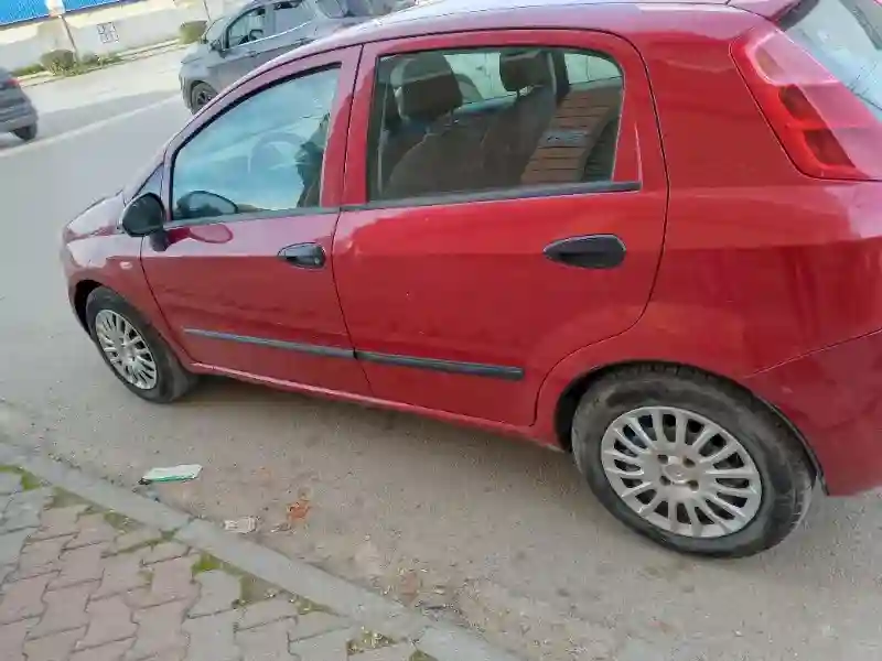 Fiat Grande Punto Essence 2010 - Vue 1