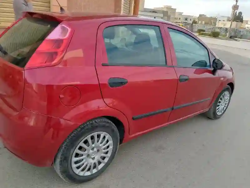 Fiat Grande Punto Essence 2010 - Vue 4