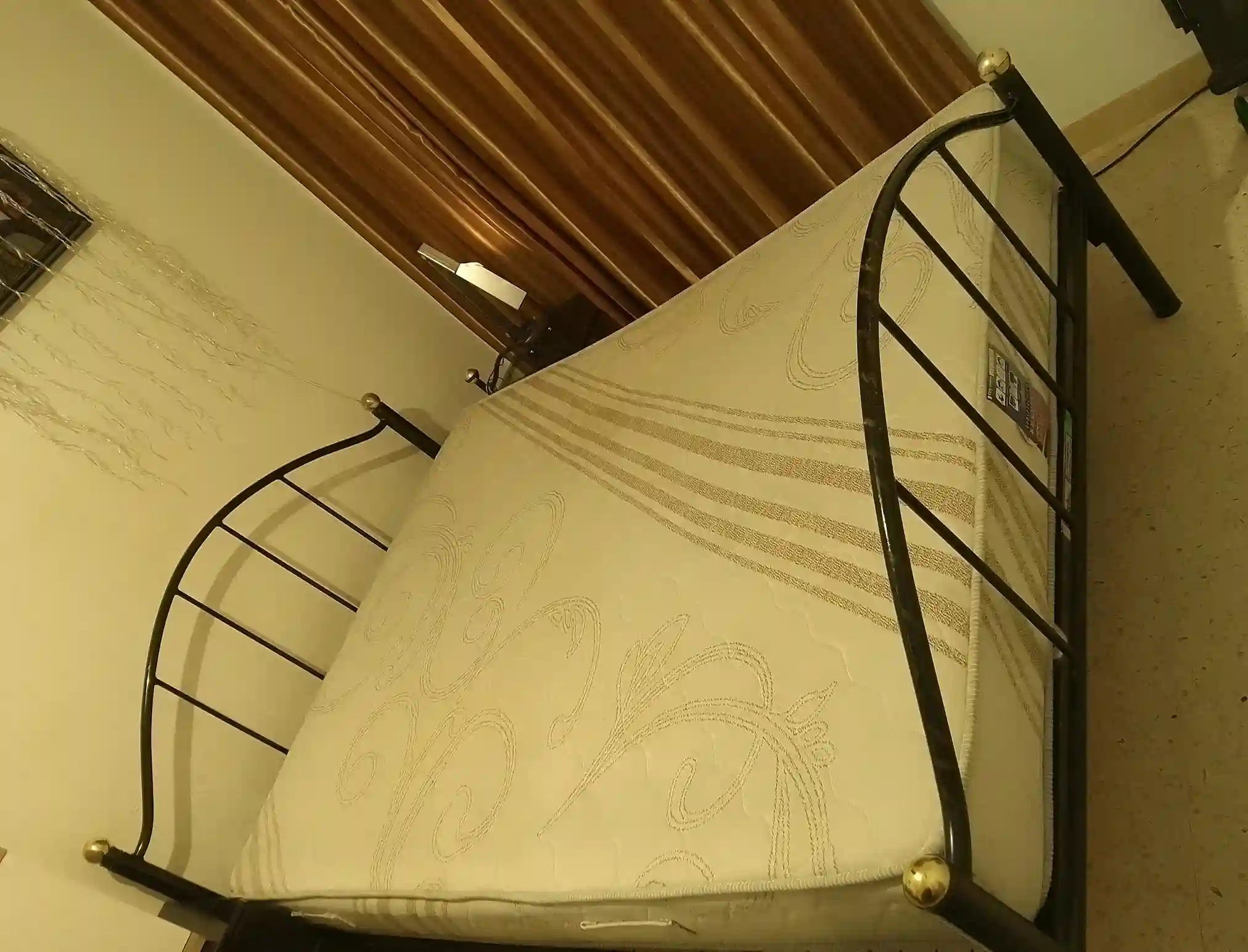 Lit Métallique Matelas et 2 Tables de Chevets à La Goulette - Vue 1