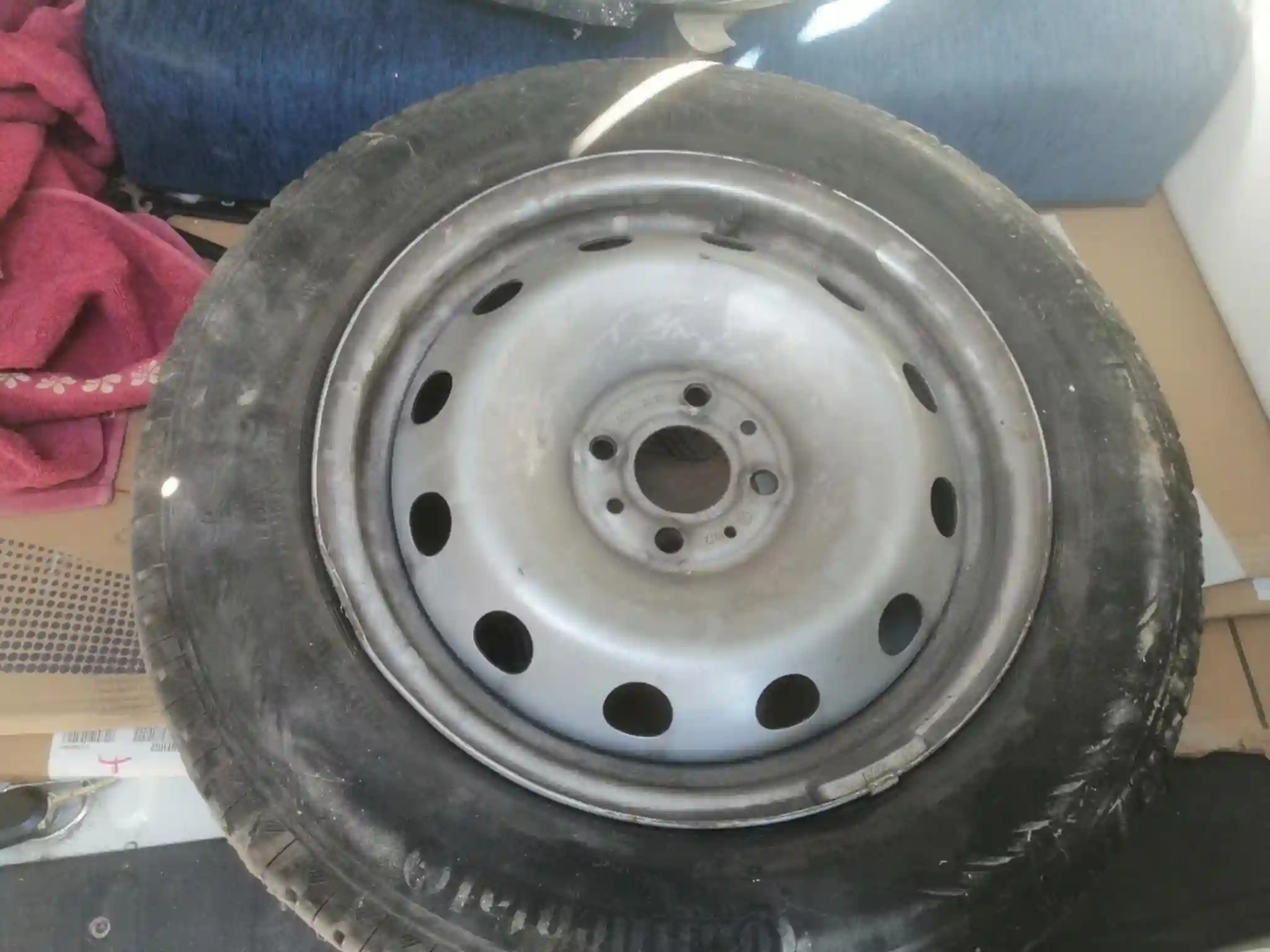 Pneu Avec Jante feu Avant Gauche Fiat Fiorino à El Menzah - Vue 1