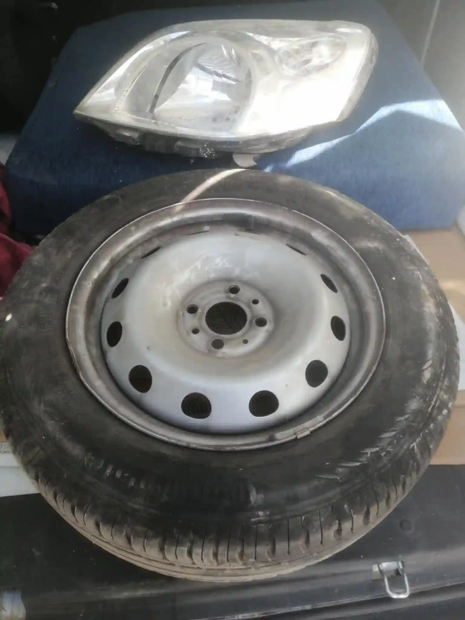 Pneu Avec Jante feu Avant Gauche Fiat Fiorino à El Menzah - Vue 2