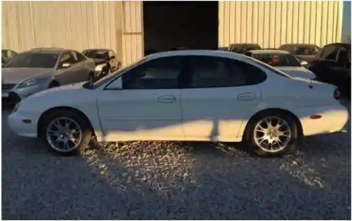 Ford Taurus SE (américaine) - Vue 1