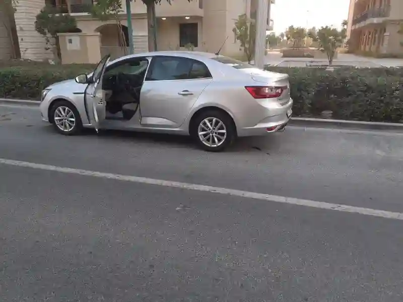 Renault Megane Essence 2019 - Vue 3