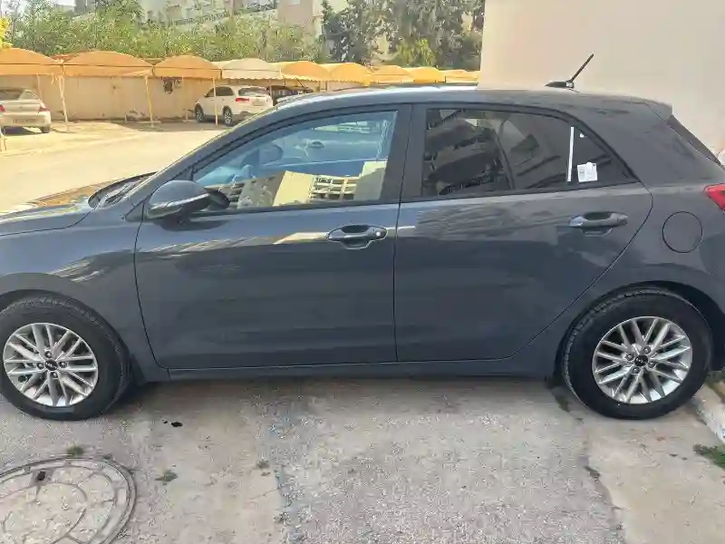 Kia RIO Essence 2023 - Vue 2