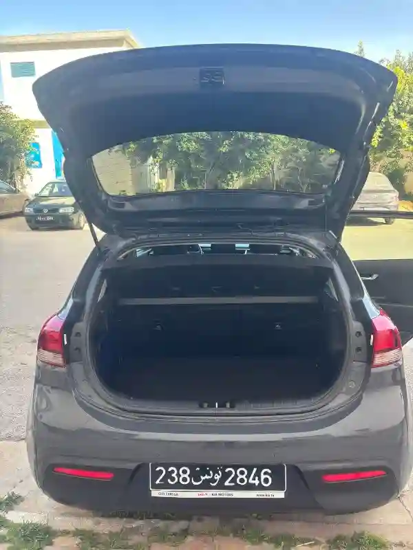 Kia RIO Essence 2023 - Vue 3