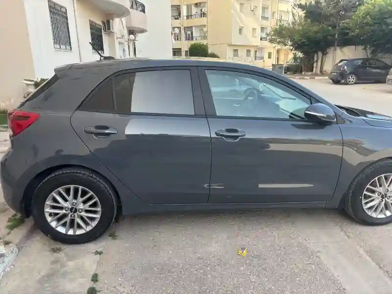 Kia RIO Essence 2023 - Vue 4
