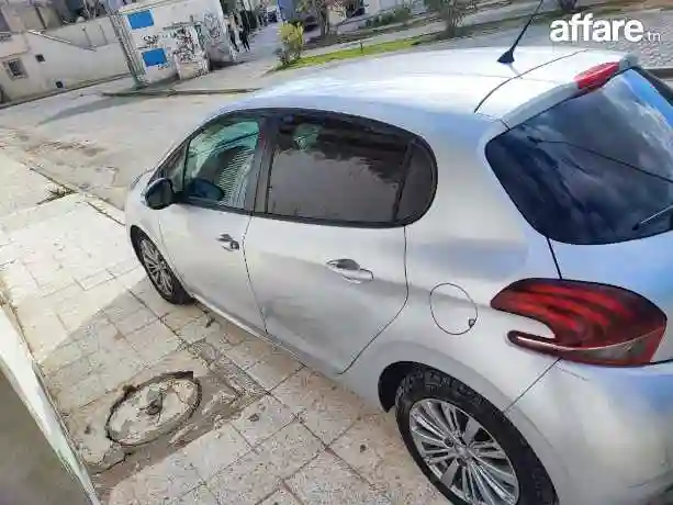 Peugeot 208 - Vue 3
