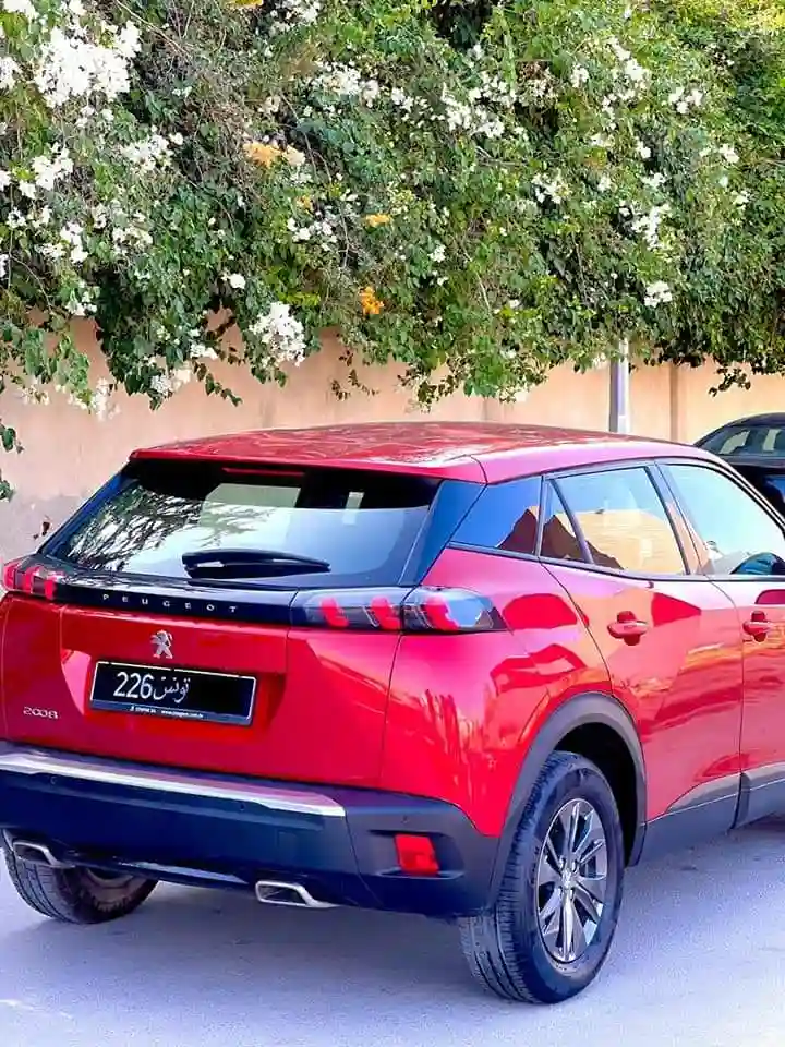 Voiture Peugeot 2008 à Cite Ennasr 2 - Vue 2