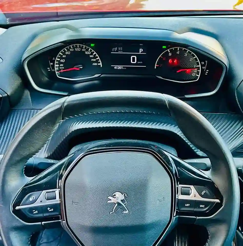 Voiture Peugeot 2008 à Cite Ennasr 2 - Vue 3
