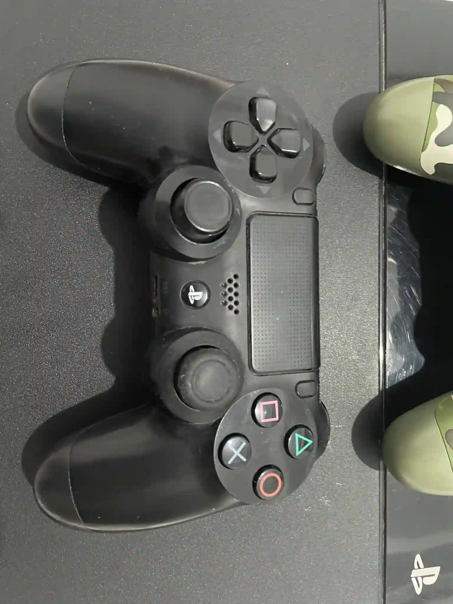 Ps4 Avec 3 Manettes et cd gta 5 à Ain Zaghouan