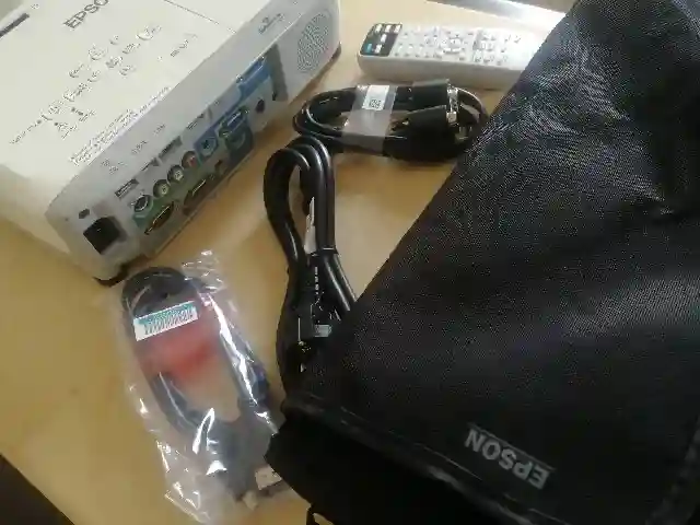 Vidéoprojecteur Epson eb x27 Réseaux Rj45 à El Ouerdia - Vue 1