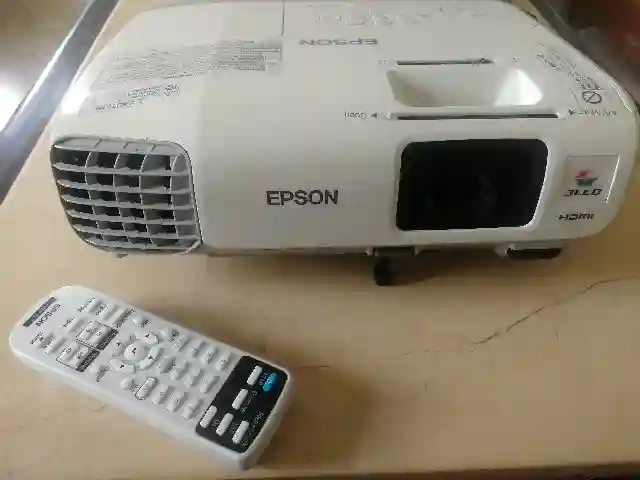 Vidéoprojecteur Epson eb x27 Réseaux Rj45 à El Ouerdia - Vue 3