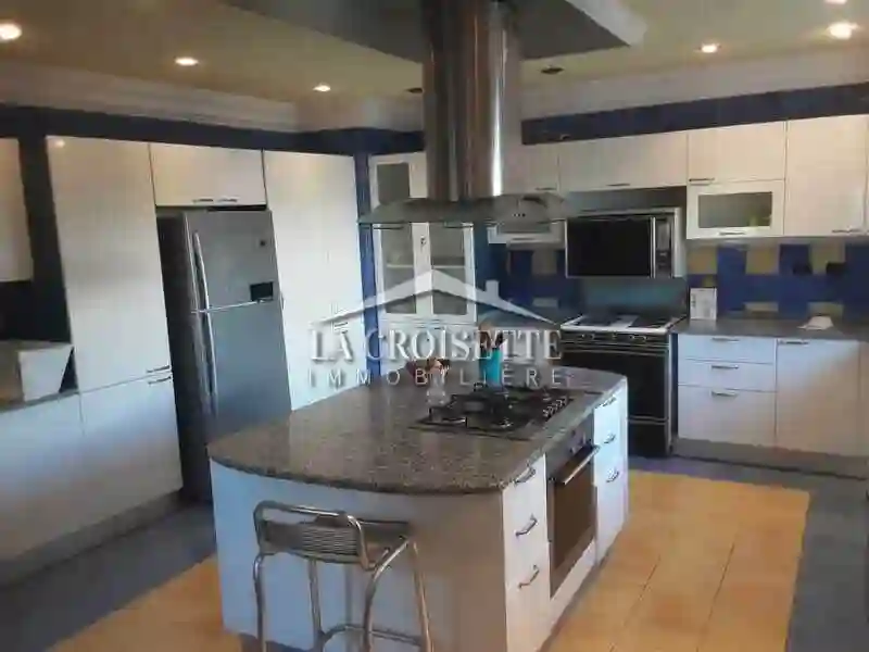 Villa s+6 Avec Piscine à Carthage Mvl0497