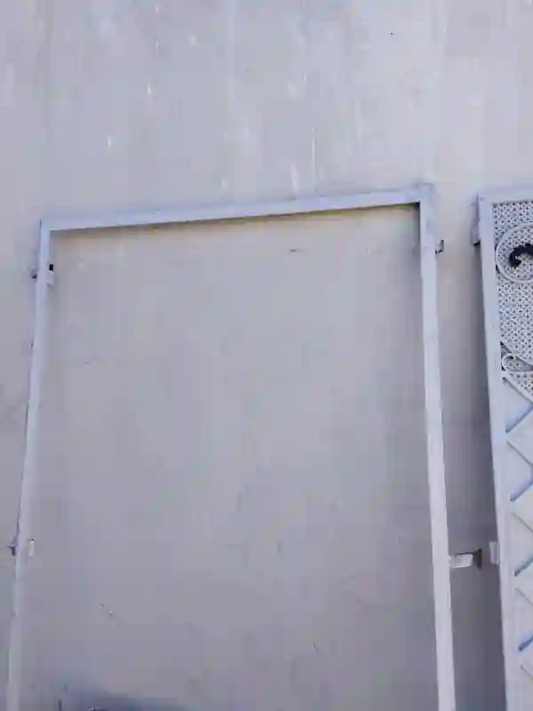 Porte D Entré Tres Propre