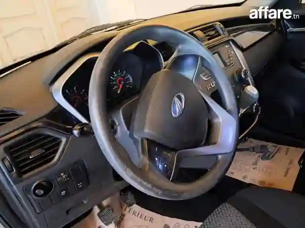 Mahindra kuv 8 à Vendre - Vue 1