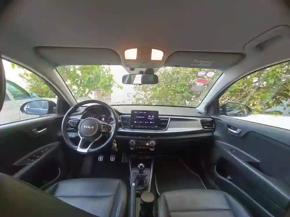 Cause Départ à L'étranger Médecin Vend kia rio à El Menzah 6