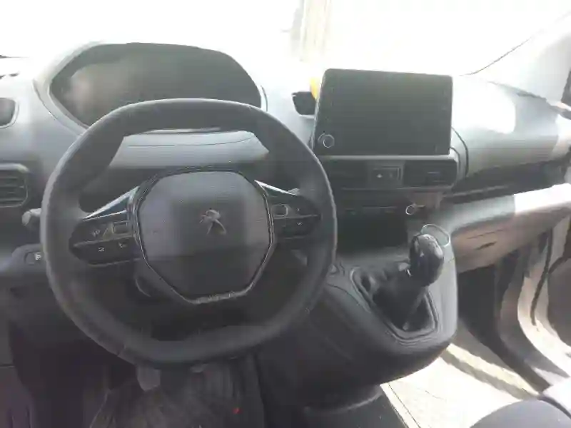 Peugeot Partner Diesel 2021 - Vue 2