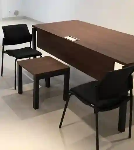 Bureau Avec Table Basse et 2 Chaises Très bon État à El Kram - Vue 1