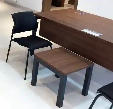 Bureau Avec Table Basse et 2 Chaises Très bon État à El Kram - Vue 4
