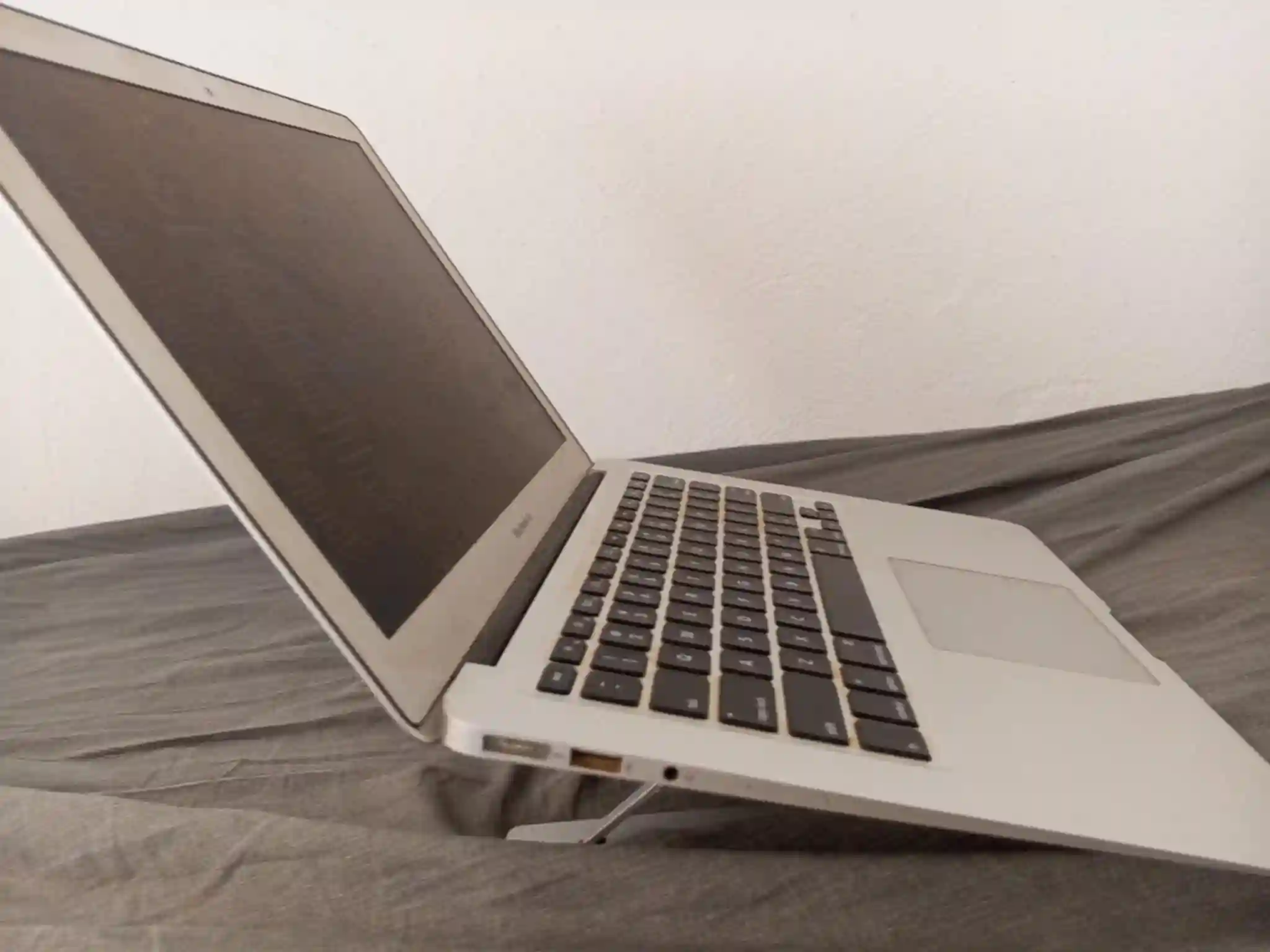 Macbook air à Sned - Vue 3