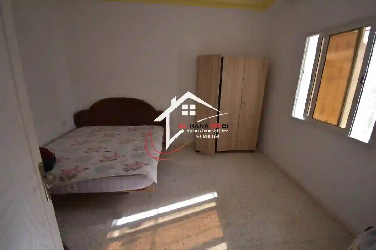 Petite Immeuble de Trois Appartements Avec Garage à Vendre