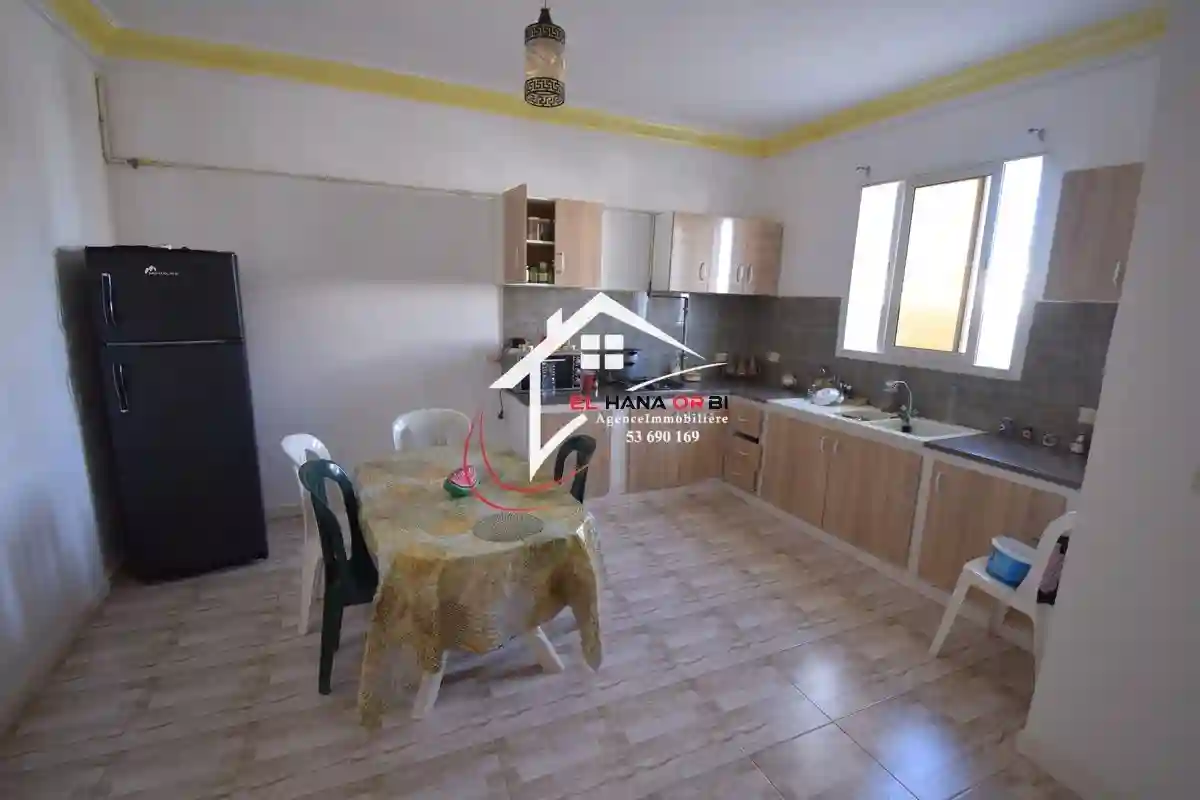 Petite Immeuble de Trois Appartements Avec Garage à Vendre - Vue 2