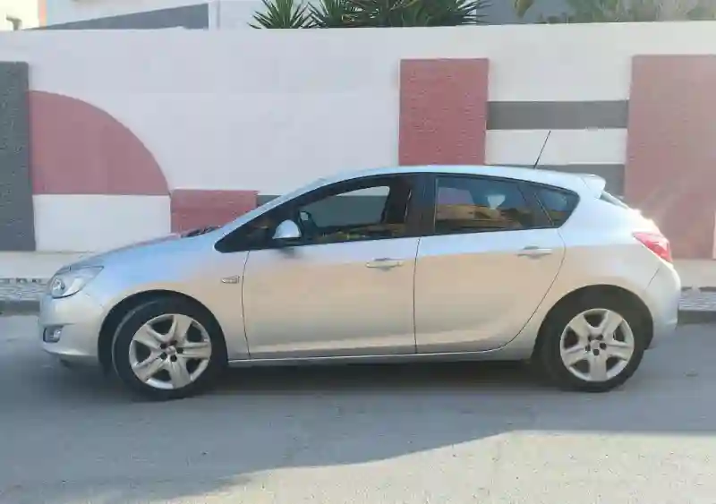 Opel Astra Essence 2011 - Vue 1