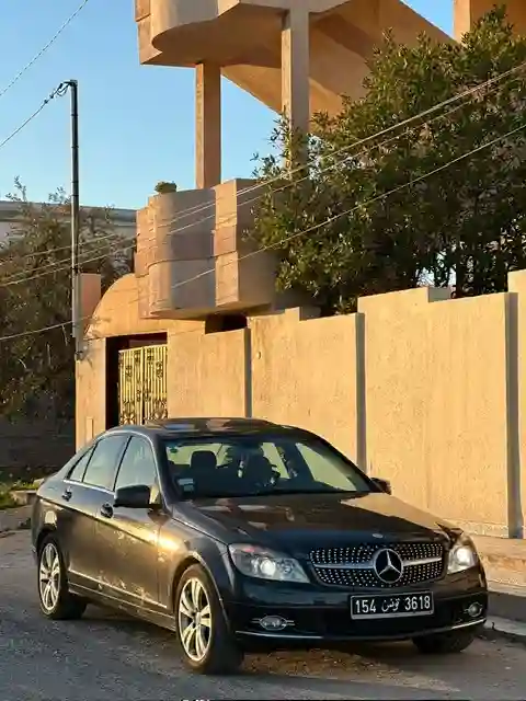 Mercedes Classe C Essence 2009 - Vue 4