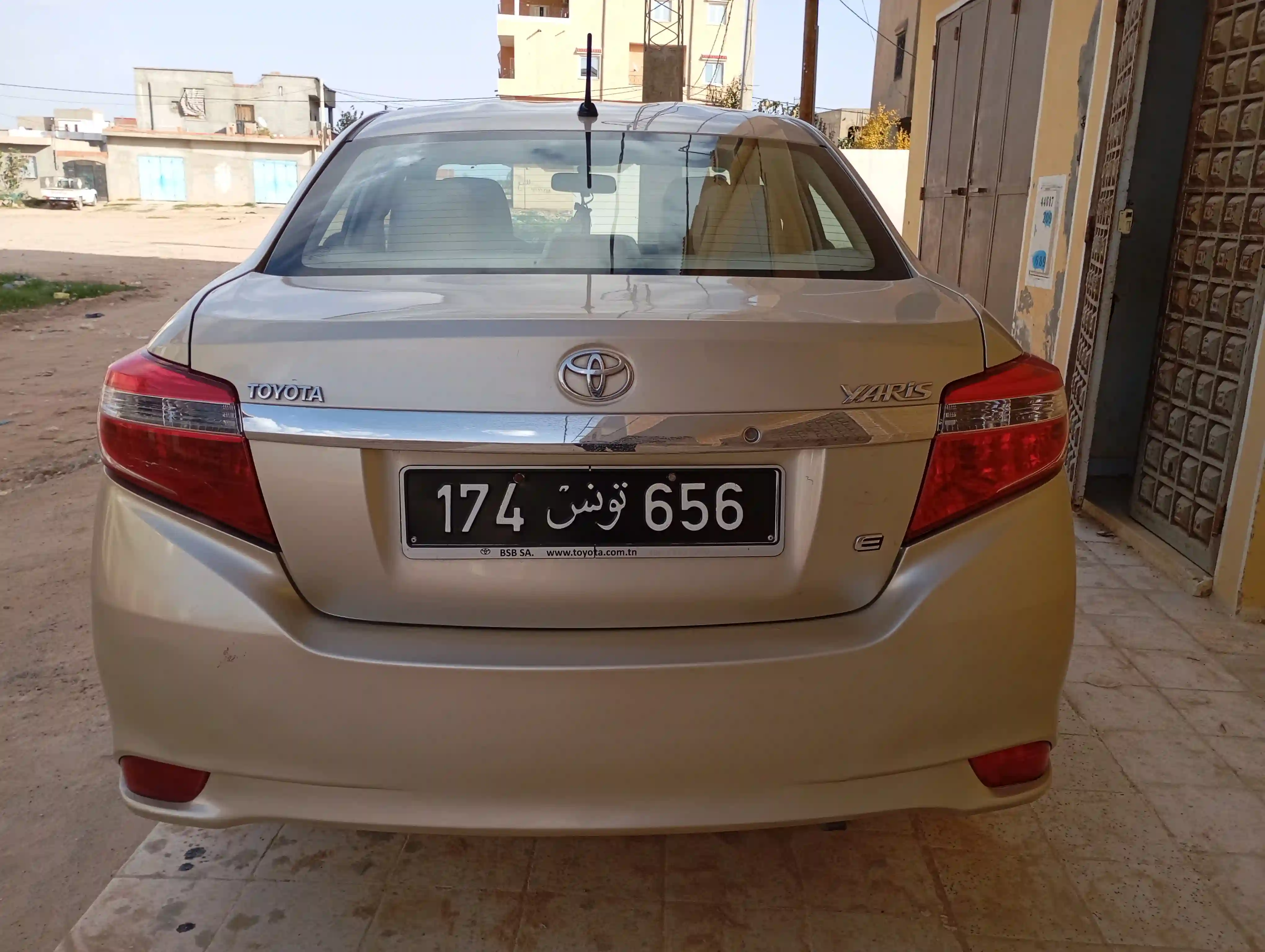 Yaris Sedan 2014 à Bou Hajla - Vue 1