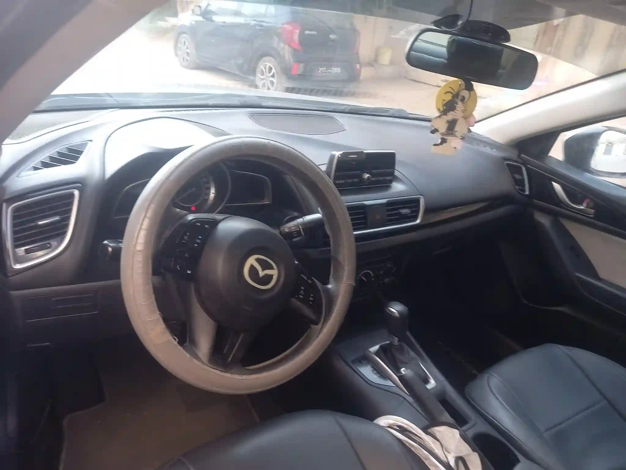 Mazda 3 Sedan - Vue 1