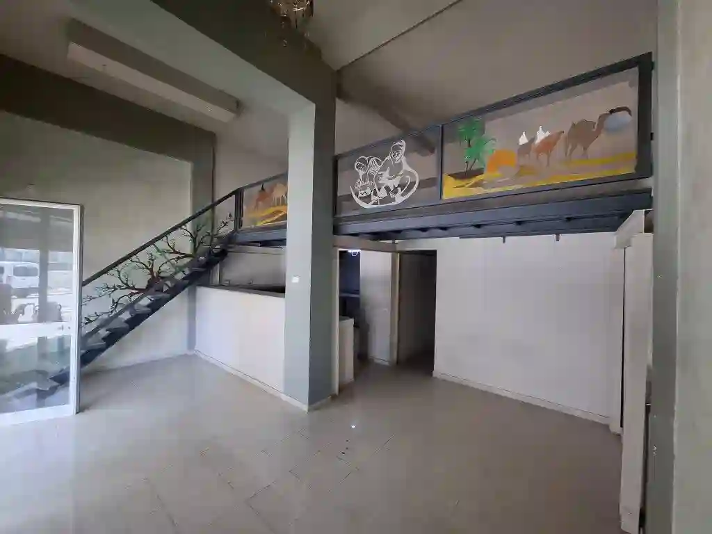 À Louer – Spacieux Local Commercial de 80 m² Avec Mezzanine à mou
