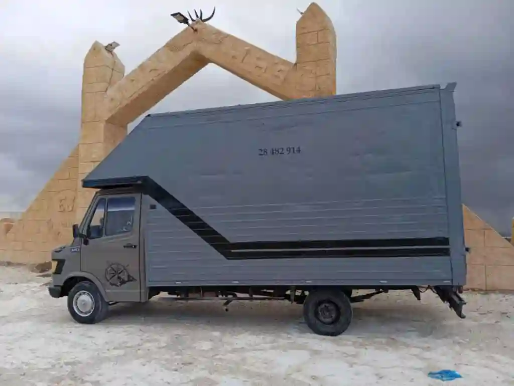 Camion Mercedes 307 D - Vue 1