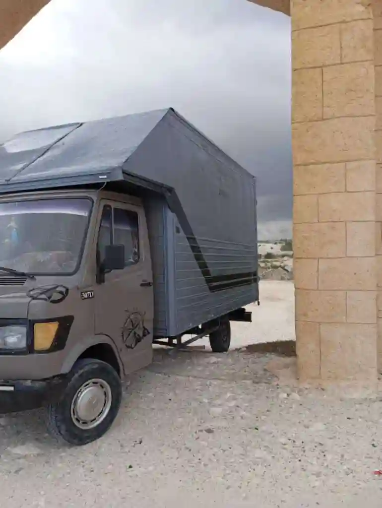 Camion Mercedes 307 D - Vue 3