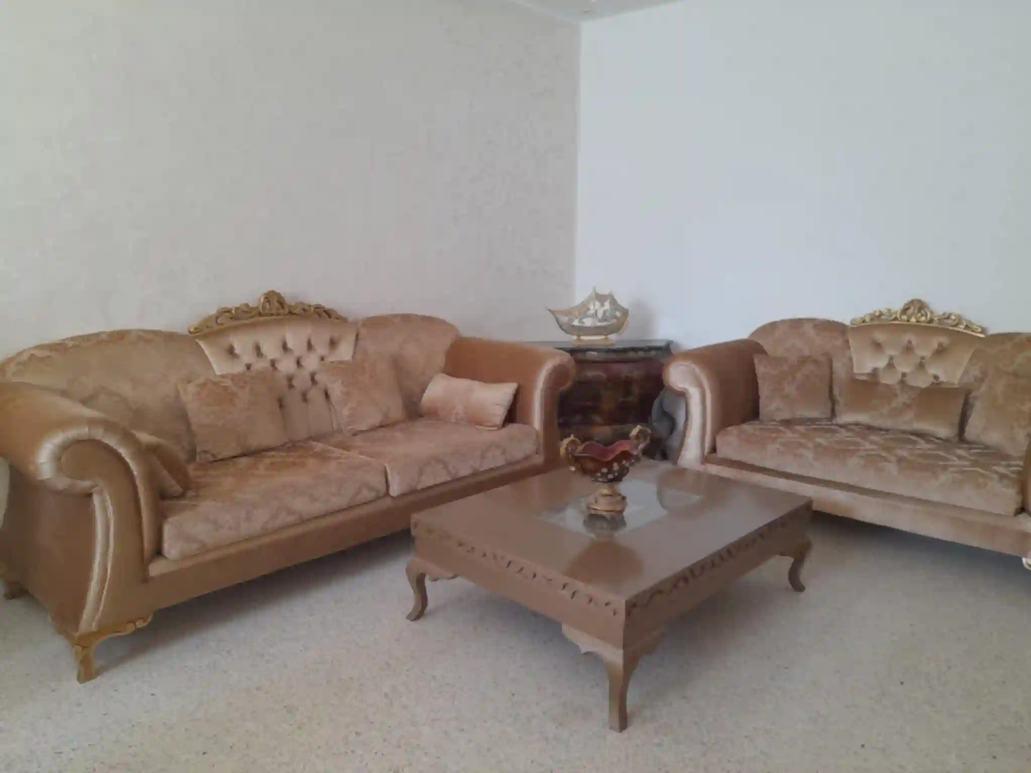 Salon Beige Quasi Neuf à El Mourouj - Vue 3