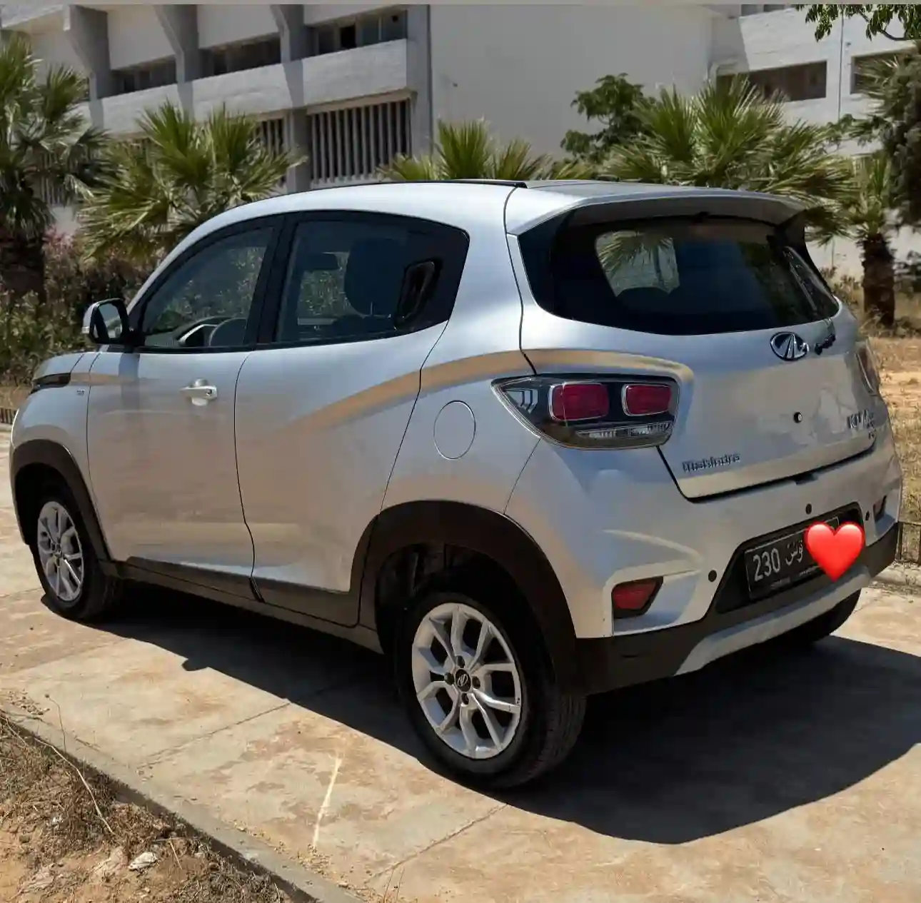 Mahindra kuv 100 k6 - Vue 1