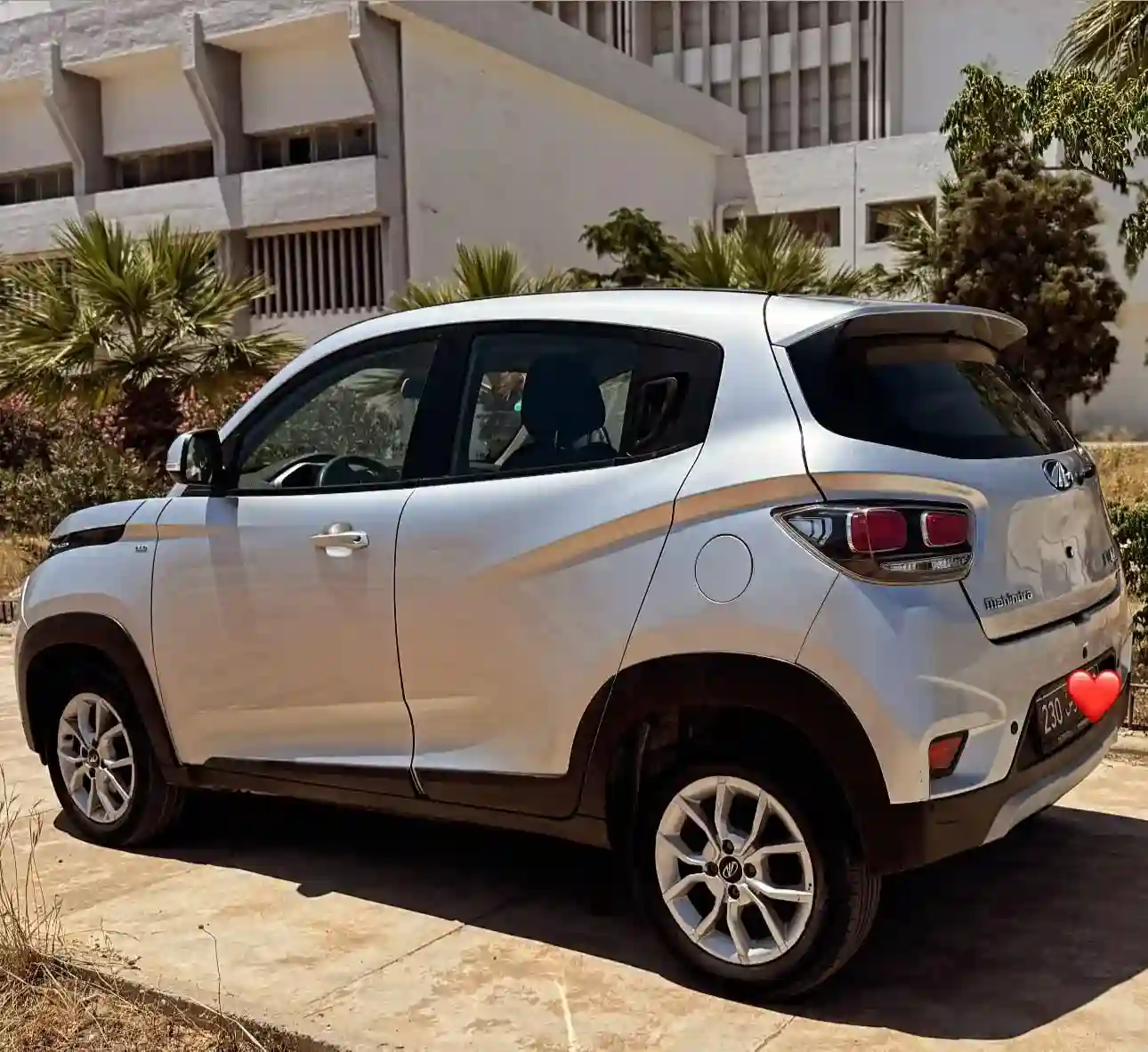 Mahindra kuv 100 k6 - Vue 6