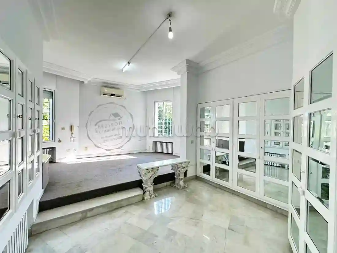 A Louer Villa 8 Pièces 500 m² usg Bureau à Mutuelle Ville - Vue 1