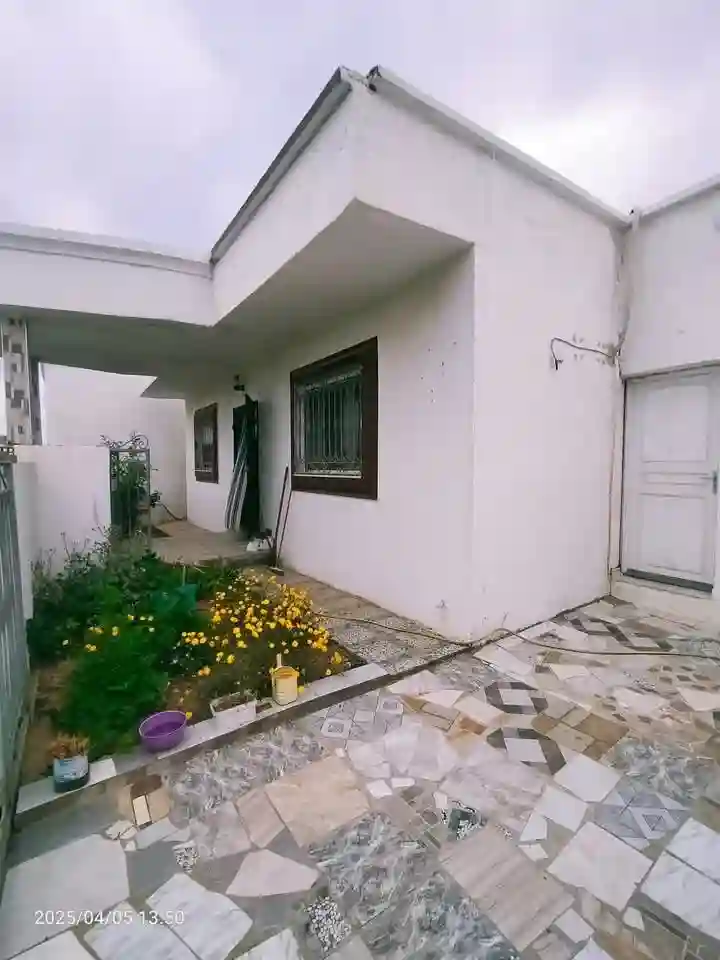 a Vendre une Maison Avec un Studio Indépendant - Vue 8