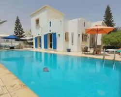 Belle Villa Avec Piscine Privée en Zone Touristique - réf V623