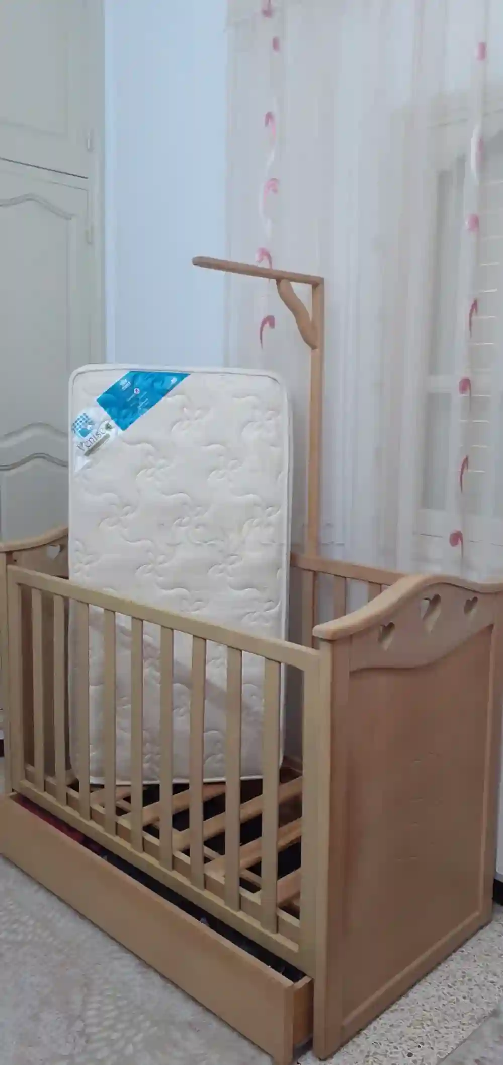 Lit Bébé (سرير أطفال) à Tiroir Avec Matelas - Très bon État - Vue 1