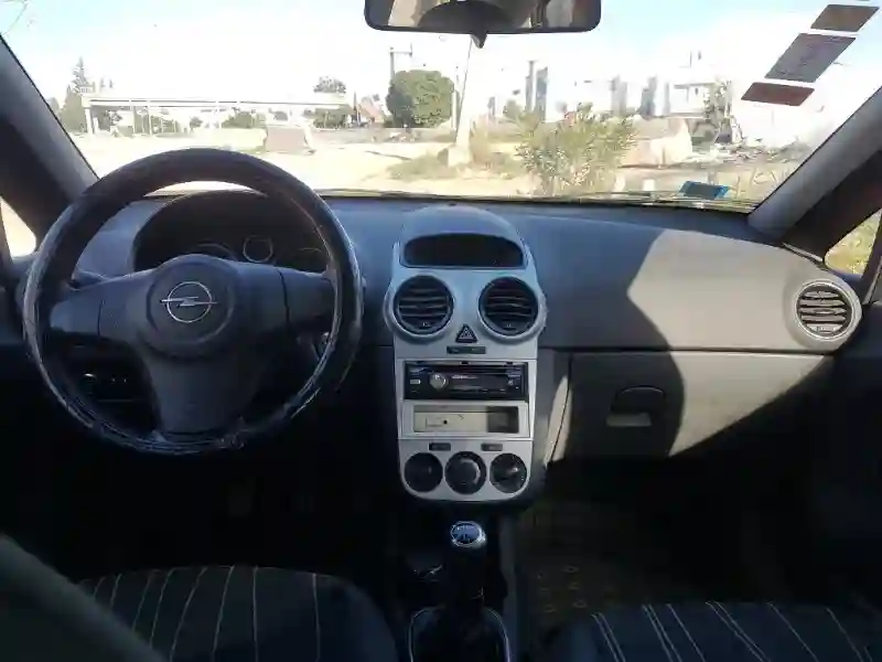 Opel Corsa Essence 2010 - Vue 3