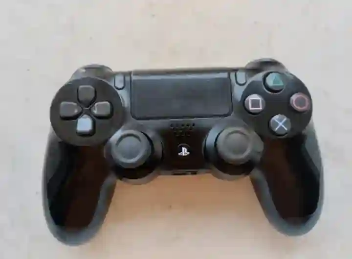 ps4 Slim 1000gb Avec Cables cds et Manette v2
