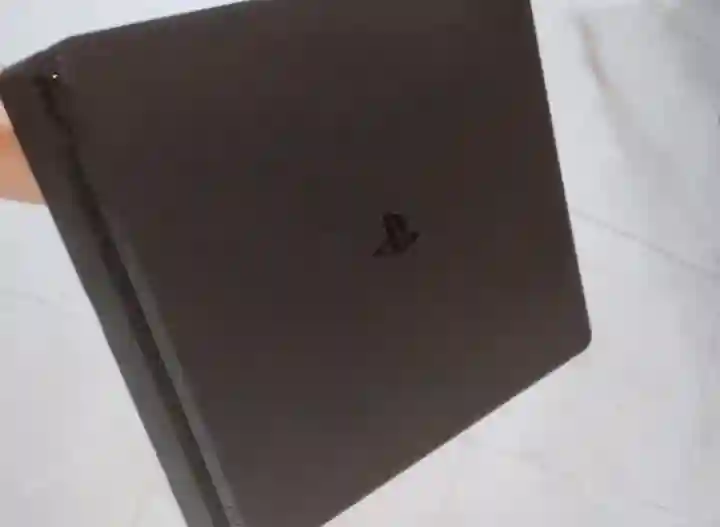 ps4 Slim 1000gb Avec Cables cds et Manette v2 - Vue 3