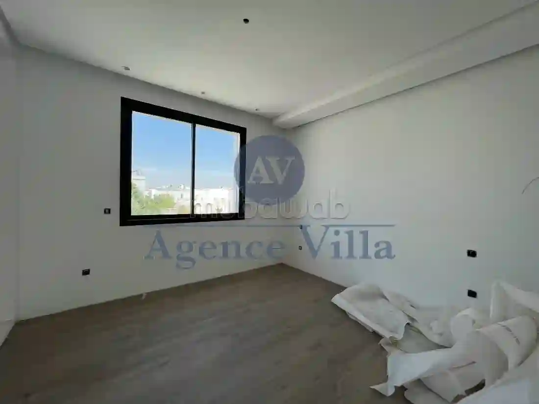 Une Villa Neuve Avec Piscine au Lac2